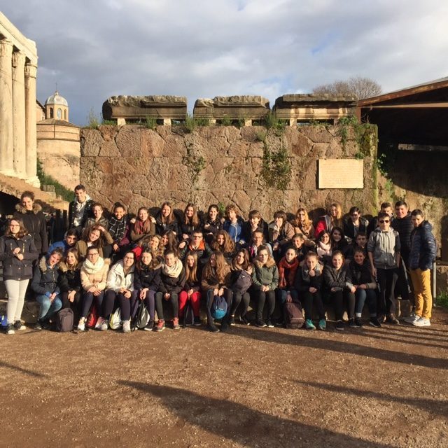 Les élèves sur le Forum, à Rome