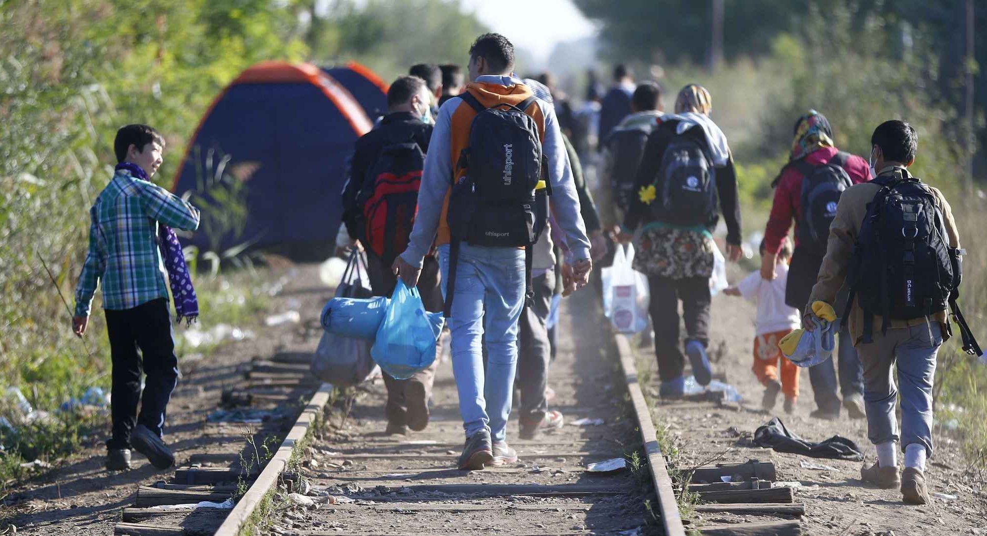 2048x1536-fit_des-migrants-en-hongrie-le-9-septembre-2015-ap-photo-matthias-schrader.jpg